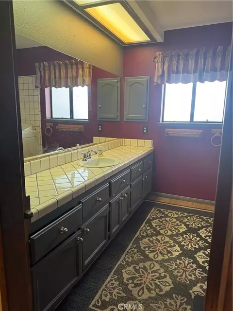 Bath - 18965 Siskiyou Rd, Apple Valley, CA 92307 photo 2 of 6