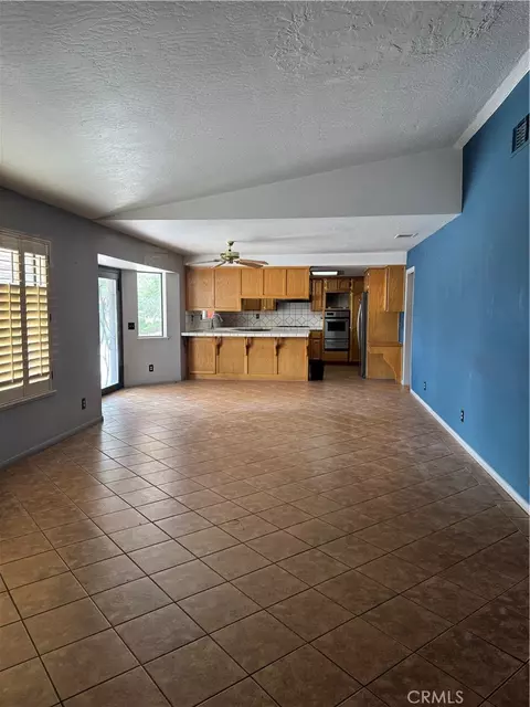 Living - 18965 Siskiyou Rd, Apple Valley, CA 92307 photo 2 of 3