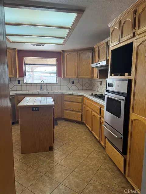 Kitchen - 18965 Siskiyou Rd, Apple Valley, CA 92307 photo 4 of 4