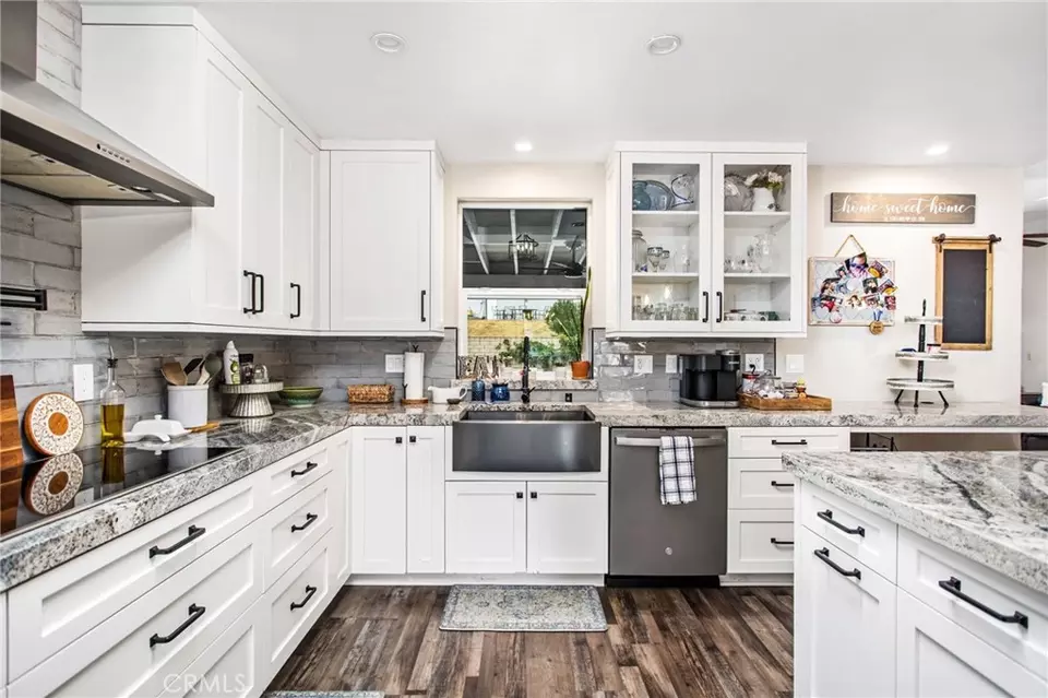 Kitchen - 31215 Emperor Dr, Canyon Lake, CA 92587 photo 5 of 6