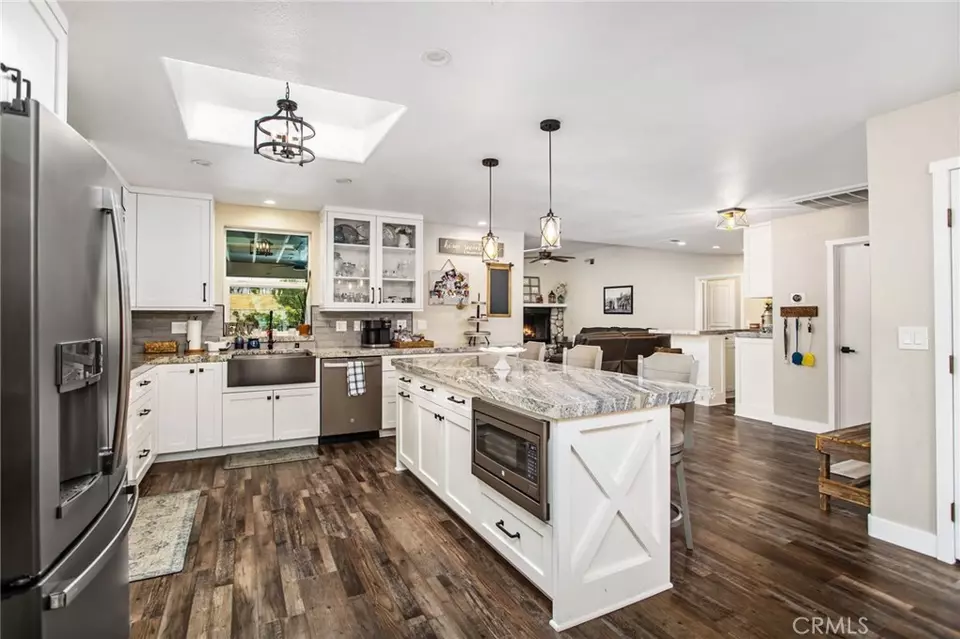 Kitchen - 31215 Emperor Dr, Canyon Lake, CA 92587 photo 4 of 6