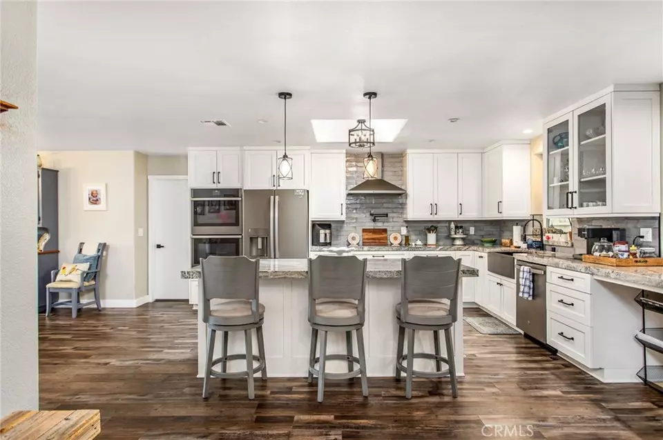 Kitchen - 31215 Emperor Dr, Canyon Lake, CA 92587 photo 2 of 6