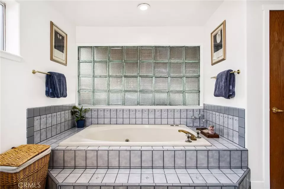 Bath - 31215 Emperor Dr, Canyon Lake, CA 92587 photo 5 of 5