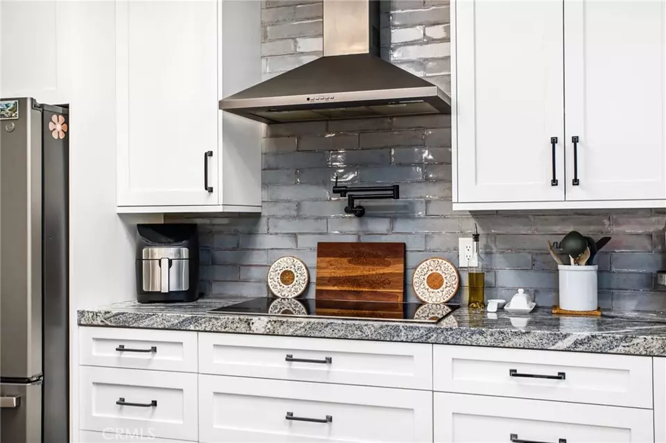 Kitchen - 31215 Emperor Dr, Canyon Lake, CA 92587 photo 6 of 6