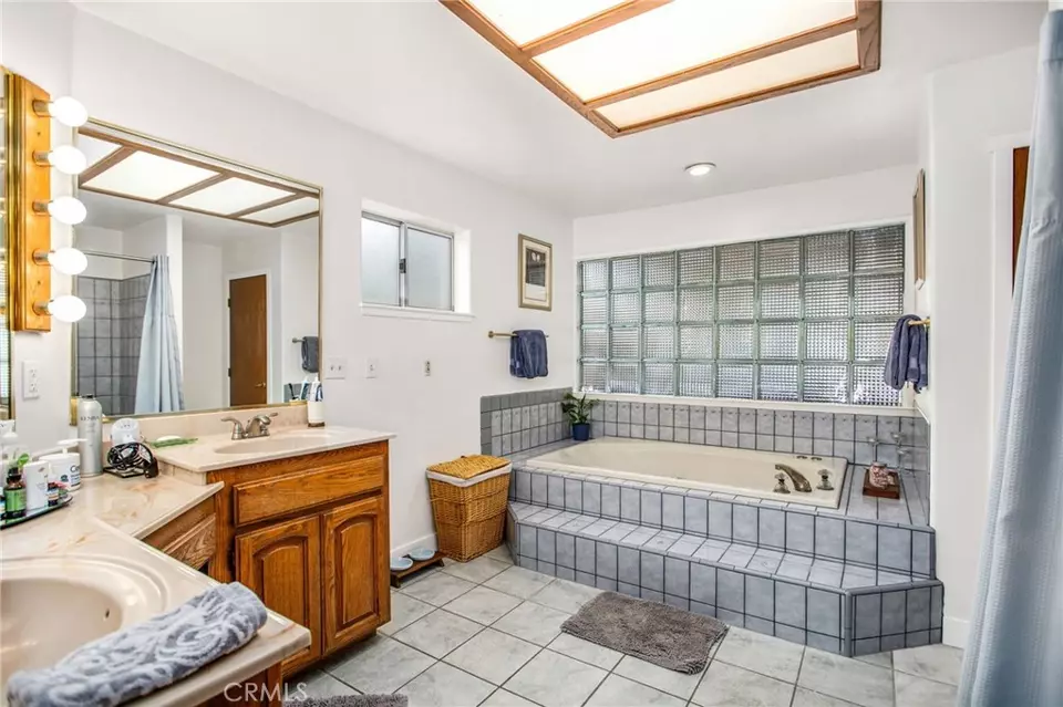 Bath - 31215 Emperor Dr, Canyon Lake, CA 92587 photo 2 of 5