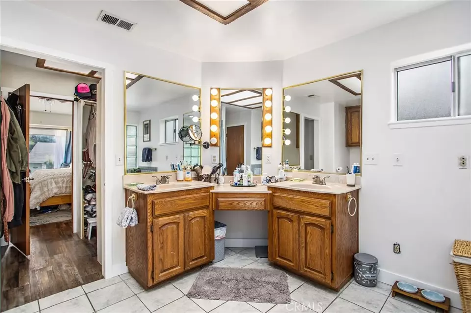 Bath - 31215 Emperor Dr, Canyon Lake, CA 92587 photo 3 of 5