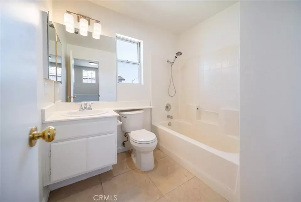 Bath - 27554 Parkside Dr, Temecula, CA 92591 photo 3 of 3