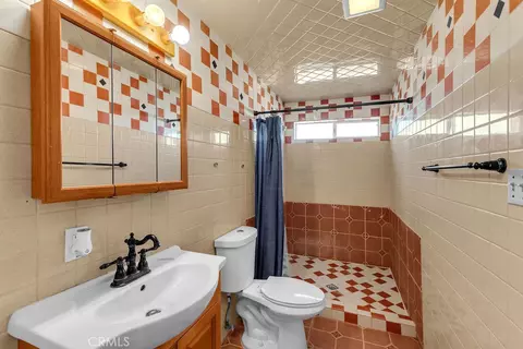 Bath - 1998 Cambria Ave, Landers, CA 92285 photo 1 of 2
