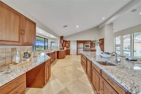 Kitchen - 42253 Via Nortada, Temecula, CA 92590 photo 6 of 9