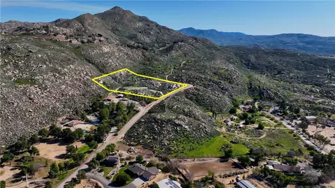 25 Starlight Mesa Dr, Hemet, CA 92544