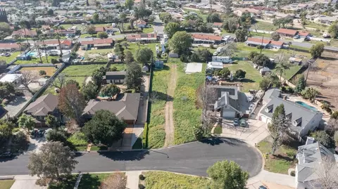 21 Crestview Dr, Lake Elsinore, CA 92530