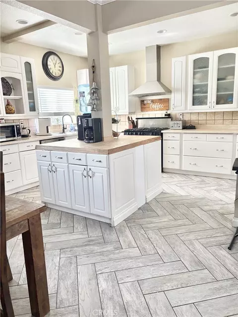 Kitchen - 13331 Holly St, Trona, CA 93562 photo 5 of 6