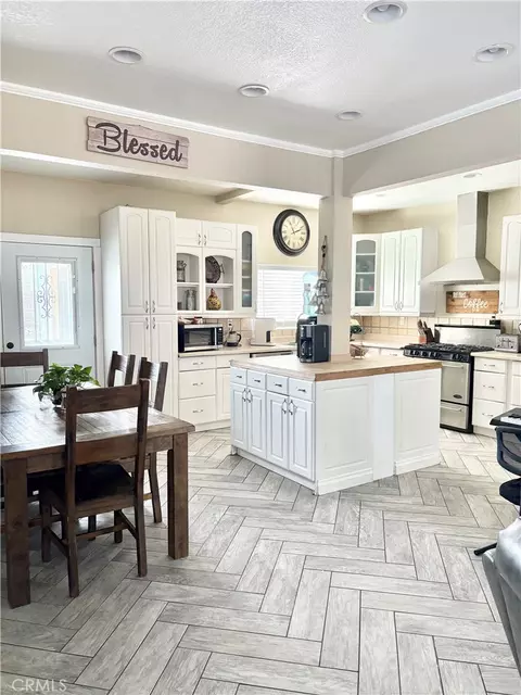 Kitchen - 13331 Holly St, Trona, CA 93562 photo 1 of 6