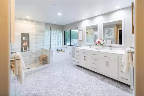 Bath - 4408 Brodea Ln, Fallbrook, CA 92028 photo 2 of 7