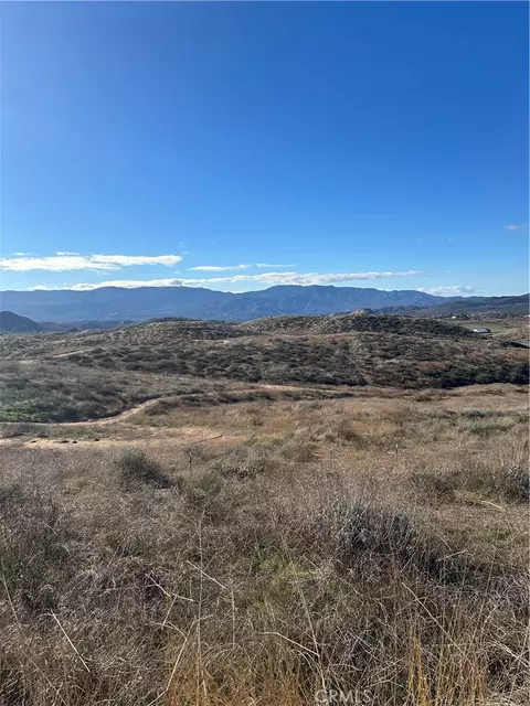 12 Alexander Dr, Hemet, CA 92544