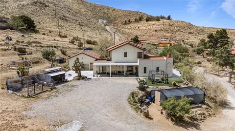 Exterior - 9075 Mesa Vista St, Apple Valley, CA 92308 photo 3 of 11