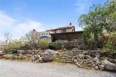 Exterior - 9075 Mesa Vista St, Apple Valley, CA 92308 photo 8 of 11