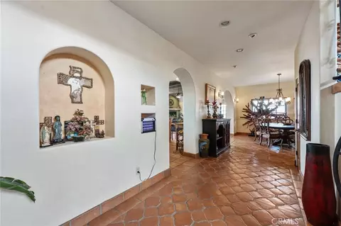 Entry Way - 9075 Mesa Vista St, Apple Valley, CA 92308 photo 2 of 2