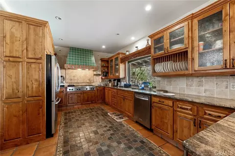 Kitchen - 9075 Mesa Vista St, Apple Valley, CA 92308 photo 2 of 3