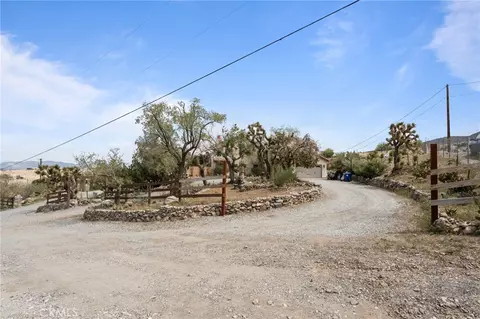 Exterior - 9075 Mesa Vista St, Apple Valley, CA 92308 photo 7 of 11
