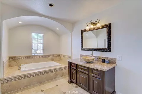 Bath - 8034 Palm Vw, Riverside, CA 92508 photo 4 of 6