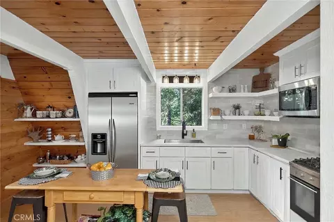 Kitchen - 26980 Everest, Lake Arrowhead, CA 92352 photo 3 of 5