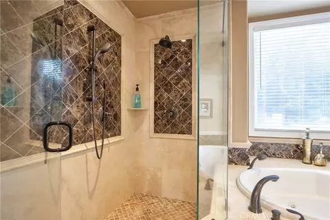 Bath - 44195 Via Horca, Temecula, CA 92590 photo 4 of 9