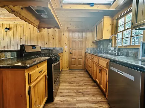 Kitchen - 349 Golf Course Rd, Lake Arrowhead, CA 92352 photo 3 of 4
