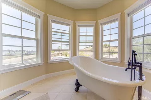 Bath - 39911 Green Meadow Rd, Temecula, CA 92592 photo 2 of 9