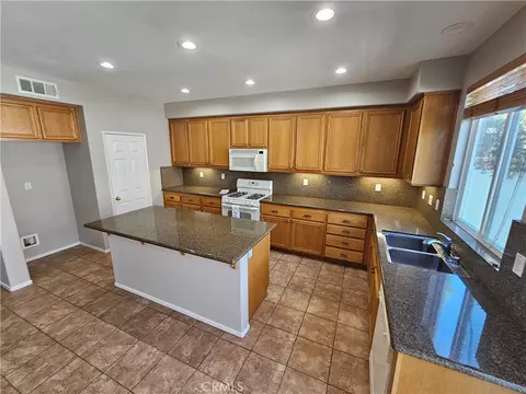 Kitchen - 28882 Lakefront, Temecula, CA 92591 photo 2 of 3