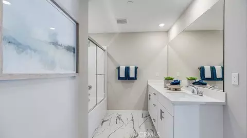 Bath - 1364 Thunderbolt Ln, Rialto, CA 92376 photo 3 of 3