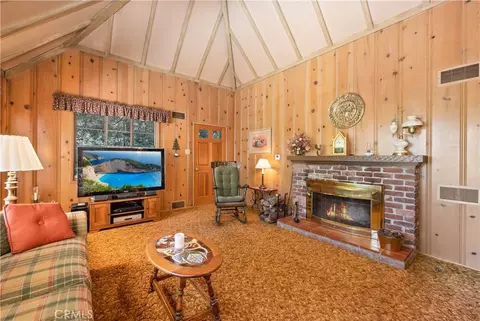 Living - 29059 Hook Creek Rd, Cedar Glen, CA 92321 photo 4 of 6
