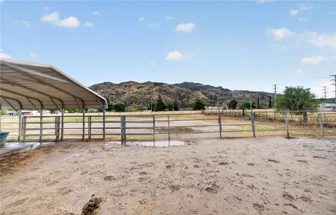 Exterior - 514 E Victory Ave, Banning, CA 92220 photo 6 of 9
