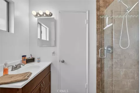 Bath - 514 E Victory Ave, Banning, CA 92220 photo 3 of 4