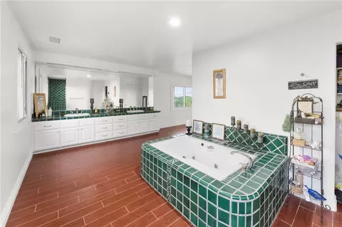 Bath - 43110 Palamino Cir, Temecula, CA 92590 photo 7 of 8