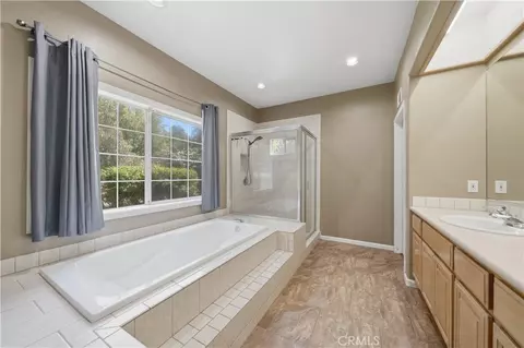 Bath - 32245 Refa Ct, Wildomar, CA 92595 photo 3 of 4
