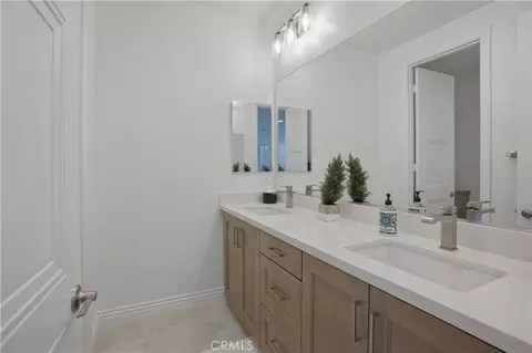 Bath - 39522 Caladium Dr, Temecula, CA 92591 photo 2 of 4