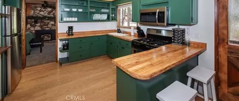 Kitchen - 190 Spruce, Sugarloaf, CA 92386 photo 5 of 6