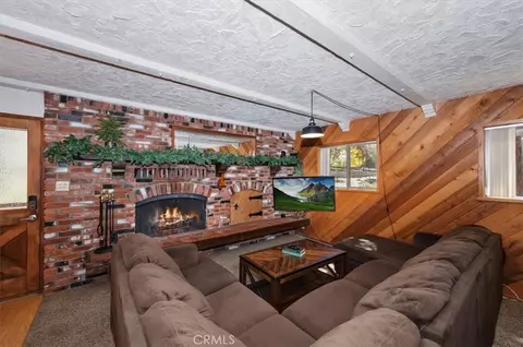 Living - 190 Spruce, Sugarloaf, CA 92386 photo 4 of 4