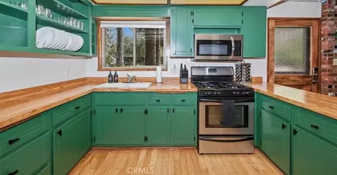 Kitchen - 190 Spruce, Sugarloaf, CA 92386 photo 1 of 6