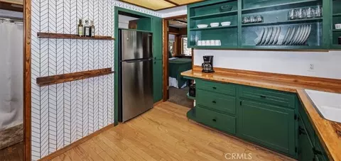 Kitchen - 190 Spruce, Sugarloaf, CA 92386 photo 4 of 6