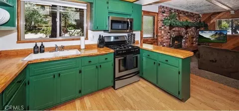 Kitchen - 190 Spruce, Sugarloaf, CA 92386 photo 3 of 6