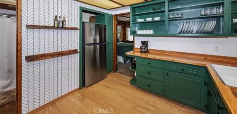 Kitchen - 190 Spruce, Sugarloaf, CA 92386 photo 2 of 6