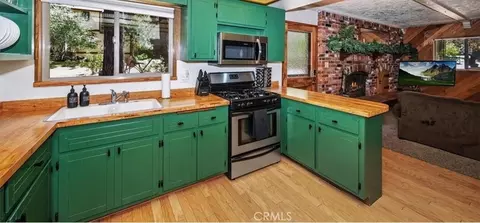 Kitchen - 190 Spruce, Sugarloaf, CA 92386 photo 3 of 6