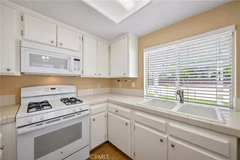 Kitchen - 43970 Moonlighting Dr, Hemet, CA 92544 photo 2 of 2