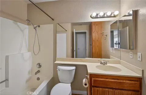 Bath - 43970 Moonlighting Dr, Hemet, CA 92544 photo 2 of 2