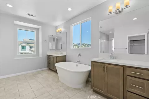 Bath - 32063 Dayspring Way, Temecula, CA 92591 photo 2 of 2