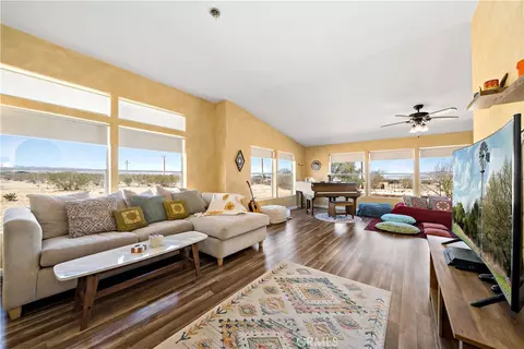 Living - 61375 Leslie Ln, Landers, CA 92285 photo 5 of 6