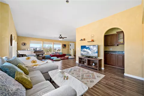 Living - 61375 Leslie Ln, Landers, CA 92285 photo 4 of 6