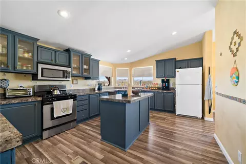 Kitchen - 61375 Leslie Ln, Landers, CA 92285 photo 2 of 5